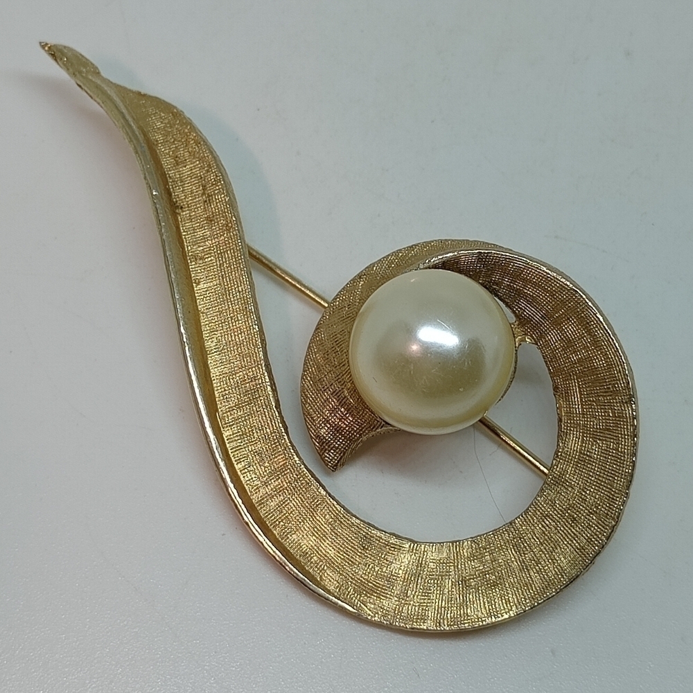 * vintage signed Coro Pegasus faux pearl gold tone pin brooch
